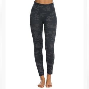 🌻NEW w.tags Spanx Seamless Camo Leggings Size XS